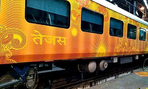 പുറപ്പെട്ടത് മൂന്നു മണിക്കൂര് വൈകി, എത്തിയത് ഒരു മിനിറ്റ് നേരത്തെ, യാത്രക്കാരെ അമ്പരപ്പിച്ച് തേജസ് എക്സ്പ്രസ്