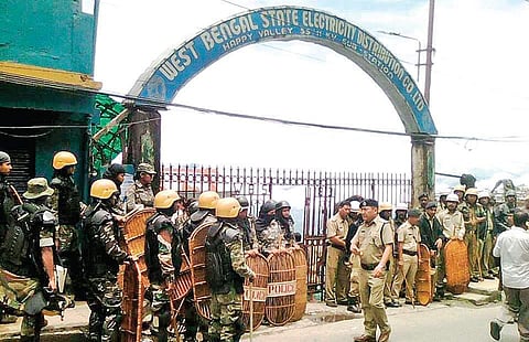 ബംഗാളിനെ പകുത്ത് ഗൂര്ഖാലാന്റ് രൂപീകരിക്കണം; ഗൂര്ഖാ ജന്മുക്തി മോര്ച്ച ബന്ദില് ഡാര്ജിലിങില് വ്യാപക  അക്രമം