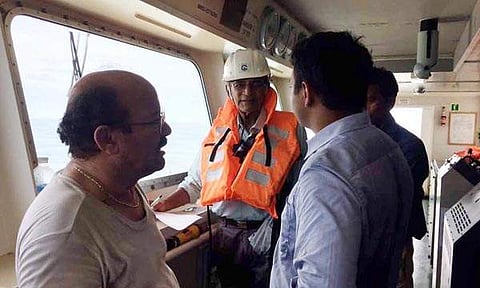 മറൈന് മര്ക്കന്റൈല് ഉദ്യോഗസ്ഥര് കപ്പലില് പരിശോധന നടത്തുന്നു