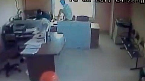 ജോലിക്കെത്താന് വൈകിയതിന് സര്ക്കാര് ഉദ്യോഗസ്ഥയ്ക്ക് മര്ദ്ദനം(വീഡിയോ)