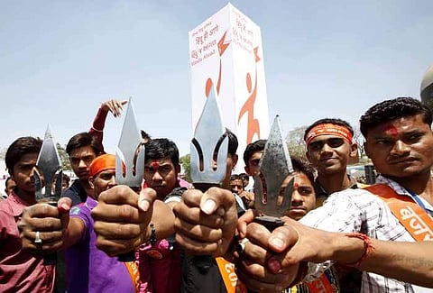 ഗുജറാത്തില് പശു സംരക്ഷണത്തിനും ലൗ ജിഹാദ് തടയാനും യുവാക്കള്ക്ക് ത്രീശൂലങ്ങള് നല്കി വി.എച്ച്.പി