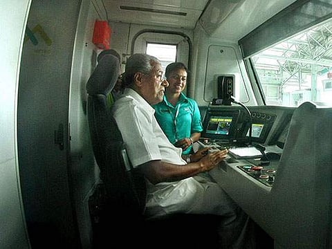 മെട്രോ സമയബന്ധിതമായി പൂര്ത്തിയാക്കിയ തൊഴിലാളിളെയും ഉദ്യോഗസ്ഥരെയും അഭിനന്ദിച്ച് മുഖ്യമന്ത്രി