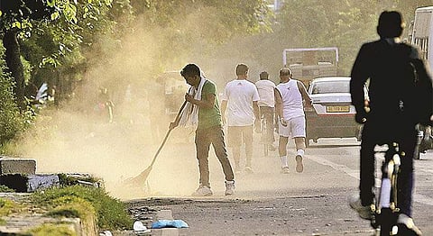 ആദ്യം വൃത്തികേടാക്കുക, പിന്നെ വൃത്തിയാക്കുക; സ്വച്ഛ് ഭാരത് യജ്ഞം ഇങ്ങനെയൊക്കെയാണ്