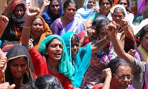 സമരച്ചൂട് തണുക്കാതെ പുതുവൈപ്പ്; ഞാറയ്ക്കല് പൊലീസ് സ്റ്റേഷന് മുന്നില് സമരവുമായി നാട്ടുകാര്, ഹര്ത്താല് ആരംഭിച്ചു