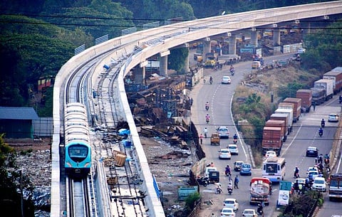 മെട്രോയില് കയറണോ? നാല് കിലോമീറ്റര് അപ്പുറം വണ്ടി നിറുത്തി ഓട്ടോ വിളിച്ചു വരൂ!