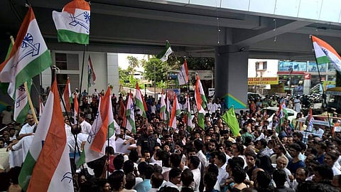 മെട്രോയ്ക്ക് ആവേശം പകര്ന്ന് ഉമ്മന്ചാണ്ടി