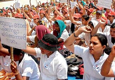 നഴ്സുമാരുടെ സമരം മൂന്നാം ദിവസത്തിലേക്ക്; സര്ക്കാര് ആവശ്യപ്പെട്ടാല് സൗജന്യസേവനം നല്കുമെന്ന് നഴ്സുമാര്