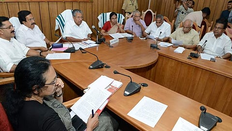 പകര്ച്ചപ്പനി; സ്വാകാര്യ ആശുപത്രി ഡോക്ടര്മാരുടെയും വിരമിച്ച ഡോക്ടര്മാരുടെയും സേവനം ഉറപ്പാക്കും