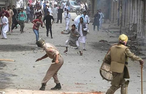 ജമ്മു കശ്മീരില് വ്യാപക അക്രമം: നിരവധി പേര്ക്ക് പരിക്ക്
