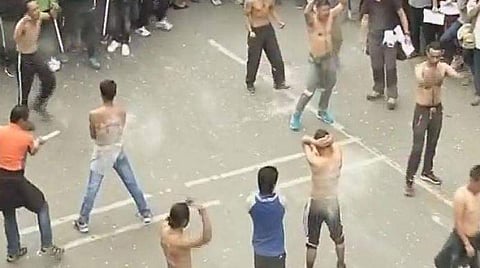 ഞങ്ങള്ക്ക് ജിടിഎ വേണ്ട, ഞങ്ങള്ക്ക് വേണ്ടത് ഗൂര്ഖാലാന്ഡ്: ട്യൂബ്ലൈറ്റുകള് ദേഹത്ത് അടിച്ച് പൊട്ടിച്ച് പ്രതിഷേധം