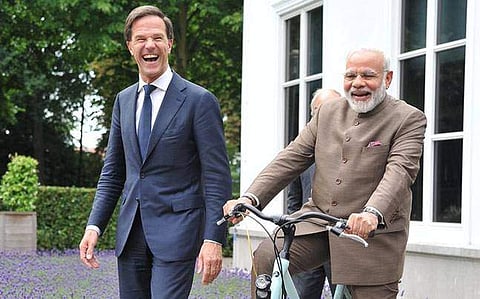 വിദേശരാജ്യ സന്ദര്ശനം കഴിഞ്ഞ് നരേന്ദ്ര മോദി എത്തിയത് സൈക്കിളും കൊണ്ട്