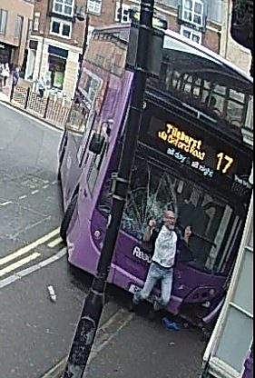 ഡബിള് ഡെക്കര് ബസ് ഇടിച്ചു തെറിപ്പിച്ചു; കൂളായി എണീറ്റു നടന്നു (വീഡിയോ)