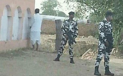 കമാന്ഡോ സുരക്ഷയില് പൊതുസ്ഥലത്ത് മൂത്രമൊഴിച്ച് കേന്ദ്ര മന്ത്രി; വാഹനത്തില് ചുവന്ന ബീക്കണ് ലൈറ്റും