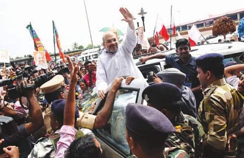 നേതാവിനെ വരവേല്ക്കാന് സ്വഛ ഭാരത് മറന്നു, മെട്രൊ തൂണുകളില് നിറഞ്ഞ് ബിജെപി പതാകകള്