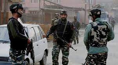 കശ്മീരില് സൈനിക വാഹനവ്യൂഹത്തിനു നേരെ ആക്രമണം; സൈനികന് കൊല്ലപ്പെട്ടു