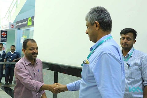 മുന്വിധികളുടെ പേരില് പഴിക്കപ്പെട്ട അങ്കമാലി സ്വദേശി എല്ദോയ്ക്ക് കൊച്ചി മെട്രോ എംഡി ഏലിയാസ് ജോര്ജ് സ്നേഹോപഹാരം നല്കുന്നു.