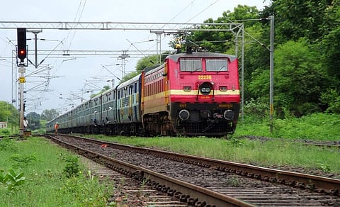 റിസര്വ് ചെയ്ത സീറ്റ് മറ്റു ആളുകള് ഉപയോഗിച്ചു; ഇന്ത്യന് റെയില്വേ 75,000 രൂപ നഷ്ടപരിഹാരം നല്കണം