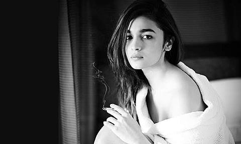 രാജ്യദ്രോഹിയാക്കുമെന്ന് പേടിച്ച് ആലിയ ഭട്ട്; കാശ്മീര് ഇതിവൃത്തമാകുന്ന സിനിമയില് അഭിനയിക്കും