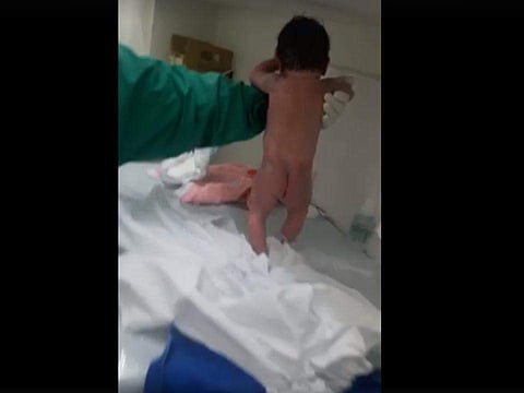 പ്രസവിച്ചയുടനെ കുഞ്ഞ് നടന്നുവെന്നത് കണ്ട് അത്ര അത്ഭുതപ്പെടേണ്ടതില്ല: ന്യായങ്ങളുമായി വീഡിയോ