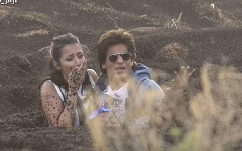 ഇത് ഇത്തിരി കടന്നു പോയി; ടിവി ഷോയ്ക്കിടെ അവതാരകനെ തല്ലാനൊരുങ്ങി ഷാരുഖ് ഖാന്(വീഡിയോ)