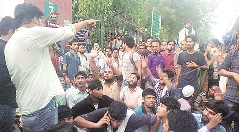 മുസ്ലീങ്ങള് മാംസം ഉപേക്ഷിക്കണമെന്ന് ആര്എസ്എസ് നേതാവ്; ജാമിയ മിലിയ സര്വകലാശാലയില് സംഘര്ഷം