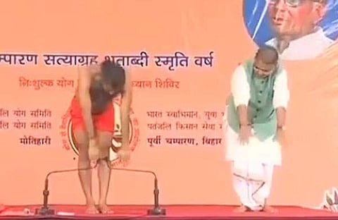 കര്ഷകര് തോക്കിന് മുനയില് നില്ക്കുമ്പോള് കൃഷിമന്ത്രി യോഗ പരിശീലനത്തില്