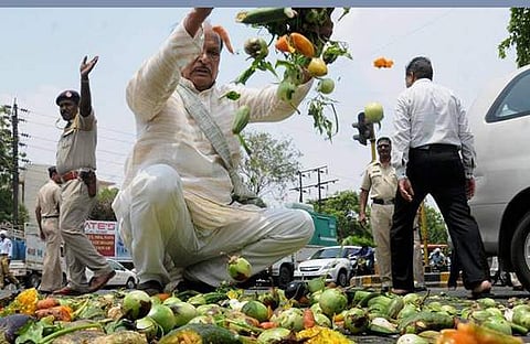 ഗ്രാമങ്ങള്ക്കു തീ പിടിക്കുന്നു, കര്ഷക പ്രക്ഷോഭം കൂടുതല് സംസ്ഥാനങ്ങളിലേക്ക്