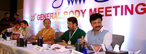 അമ്മ ഡബിള് റോള് കളി നിര്ത്തണമെന്ന് വനിതാ കമ്മിഷന്; ഇന്നസെന്റിന്റേയും മുകേഷിന്റേയും സംസാര രീതി തെറ്റ്