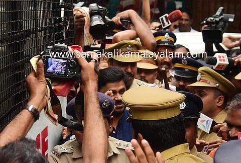 ദിലിപിനെ കൊച്ചിയിലെത്തിച്ചും തെളിവെടുപ്പ് നടത്തി;  കൂക്കിവിളിച്ചും തെറിവിളിച്ചും ജനക്കൂട്ടം