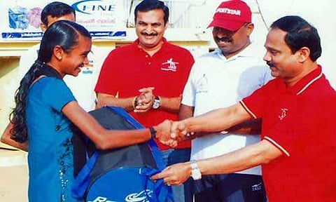 പാലക്കാട് നടന്ന ചടങ്ങില് അഫ്സലിനും ചിത്രക്കും ഐടിഎല്-ഇറാം ഗ്രൂപ്പ് സിഎംഡി ഡോ സിദ്ദിഖ് അഹമ്മദ് സ്പോര്ട്സ് കിറ്റ് സമ്മാനിക്കുന്നു