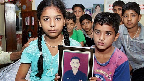 നൂറ് പാക് സൈനീകരുടെ തലയറുത്ത് പകരം വീട്ടണം; കൊല്ലപ്പെട്ട ജവാന്മാരുടെ കുടുംബം കേന്ദ്ര സര്ക്കാരിനോട്