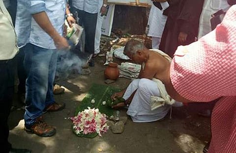 ജീവിച്ചിരിക്കുന്ന മാധ്യമ പ്രവര്ത്തകര്ക്ക് ബലിയിട്ട് അഭിഭാഷകര്, സെബാസ്റ്റ്യന് പോളിനും ജയശങ്കറിനും വേണ്ടിയും ബലിയിടല്