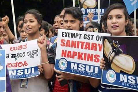 സാനിറ്ററി നാപ്കിന് നികുതി: പ്രധാനമന്ത്രിക്ക് നാപ്കിന് അയച്ച് കൊടുത്ത് തമിഴ്നാട്ടില് പ്രതിഷേധം