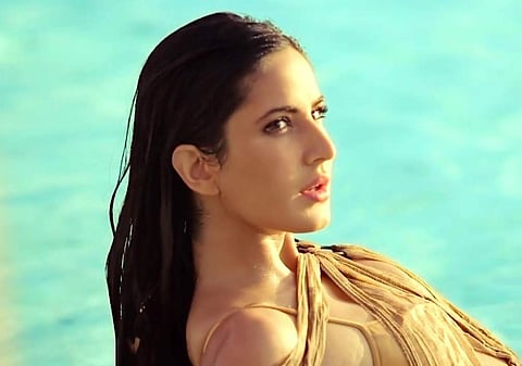 ആദ്യ സര്ഫിങ്ങില് ത്രില്ലടിച്ച് ബോളിവുഡ് സുന്ദരി(വീഡിയോ)