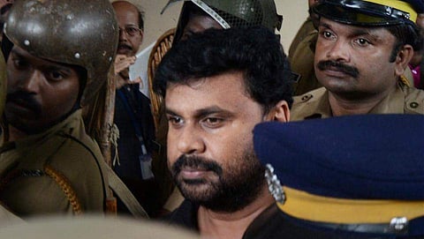 തമാശ പറച്ചിലെല്ലാം നിന്നു; ജയിലില് ആരോടും മിണ്ടാതെ ദിലീപ്