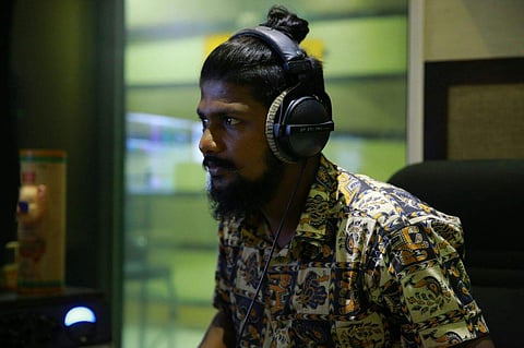 കലാമണ്ഡലത്തിലെ കുലമഹിമയുള്ള അധ്യാപകരുടെ ശ്രദ്ധയ്ക്ക്; നിങ്ങളിറക്കിവിട്ട ചെങ്കല്ച്ചൂളക്കാരന് സിനിമാപ്പാട്ടുകാരനായി