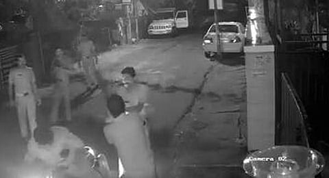 അക്രമി സംഘത്തിന് മുന്നില് കയ്യുകെട്ടി നോക്കി നിന്ന് രണ്ട് പൊലീസുകാര്ക്ക് സസ്പെന്ഷന്