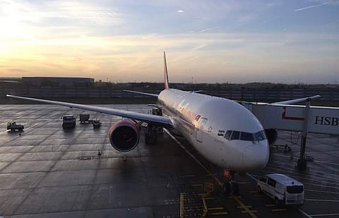 എസി തകരാറിലായി, പകരം ചൂടകറ്റുന്നതിന് പേപ്പര് ഉപയോഗിക്കാന് അനുമതി നല്കിയ വിമാനക്കമ്പനി ഏത്?