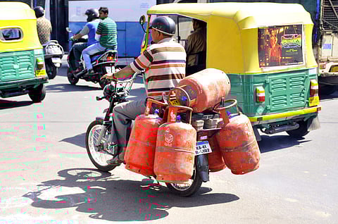 മാര്ച്ച് മുതല് പാചകവാതക സബ്സിഡി നിര്ത്തുന്നു; മാസം നാല് രൂപ വെച്ചു കൂടും