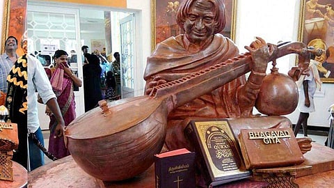 അബ്ദുല് കലാമിന്റെ പ്രതിമയ്ക്ക് കീഴില് ഭഗവത്ഗീത; ഖുറാനും ബൈബിളും വയ്ക്കുന്നതിന് എതിരെ ഹിന്ദുത്വ നേതാക്കള്