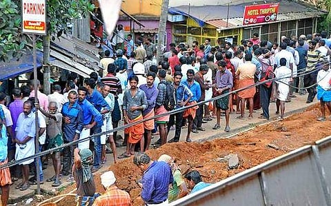 മദ്യം വാങ്ങാനെത്തുന്നവര്ക്ക് മാന്യമായ പരിഗണന നല്കണം; ക്യൂ വേണ്ടെന്നും ഹൈക്കോടതി