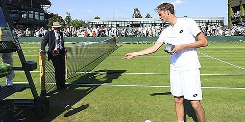 വിംബിള്ഡണില് തോറ്റു; പെഴ്സെടുത്തു റഫറിക്കു നേരെ പണമെറിഞ്ഞു-വീഡിയോ