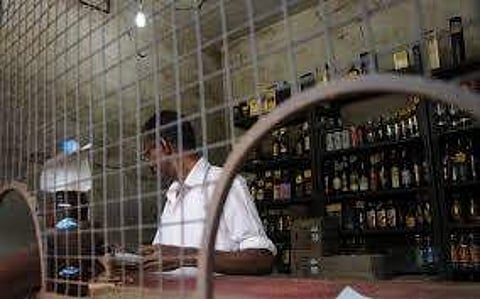 മദ്യവില്പ്പന ശാലകളില് കൂടുതല് കൗണ്ടറുകള് തുറക്കാന് സര്ക്കാര് നിര്ദ്ദേശം