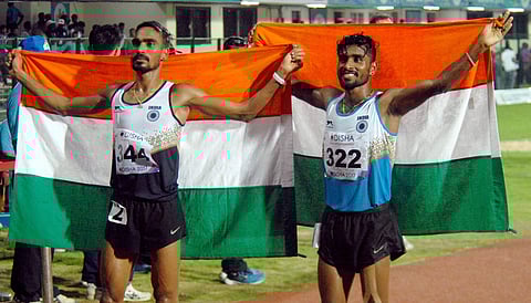ഏഷ്യന് അത്ലറ്റിക്ക് ചാംപ്യന്ഷിപ്പില് 10000 മീറ്ററില് സ്വര്ണം നേടിയ ഇന്ത്യന് താരങ്ങളായ ലക്ഷ്മണനും വെള്ളി നേടിയ ഗോപി തോണക്കലും ആഹ്ലാദത്തില്.