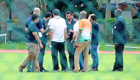 അണ്ടര് 17 ലോകകപ്പില് കൊച്ചിയില് മത്സരിക്കുന്ന വിദേശ ടീമുകളുടെ പ്രതിനിധികള് മഹരാജാസ് ഗ്രൗണ്ടില് പരിശോധന നടത്തുന്നു. -ചിത്രം-മെല്ട്ടന് ആന്റണി