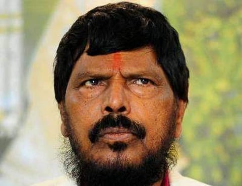 ട്രാന്സ്ജെന്ഡറുകള് സാരിയുടുക്കരുതെന്ന് കേന്ദ്രമന്ത്രി രാംദാസ് അത്താവാലെ