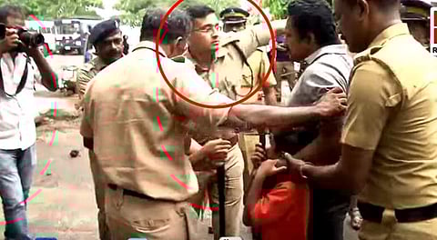 'ഈ അങ്കിളാണ് ഞങ്ങളെ തല്ലിയത്', യതീഷ് ചന്ദ്രയെ മുള്മുനയില് നിര്ത്തി ഏഴു വയസുകാരന്; ഞാനിവനെ കണ്ടിട്ട് കൂടിയില്ലെന്ന് യതീഷ്