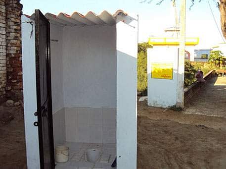 ശൗചാലയത്തിന് അനുവദിച്ച പണത്തിന് ഭര്ത്താവ് മൊബൈല് വാങ്ങി: ഭാര്യ എറിഞ്ഞുടച്ചു