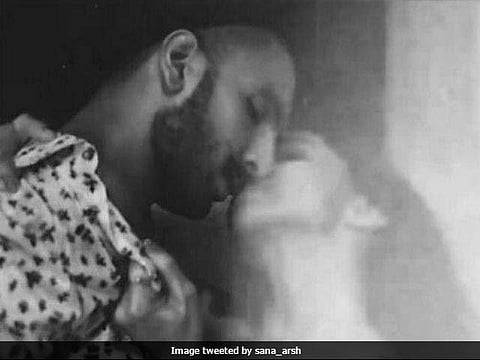 ഇന്റര്നെറ്റില് പടര്ന്ന് ദീപിക പദുക്കോണിന്റേയും രണ്വീറിന്റേയും ചുംബനം