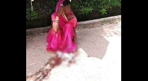 ആംബുലന്സ് എത്തിയില്ല, ആശുപത്രിയിലേക്ക് നടക്കുന്നതിനിടെ യുവതി റോഡില് പ്രസവിച്ചു; കുഞ്ഞ് മരിച്ചു